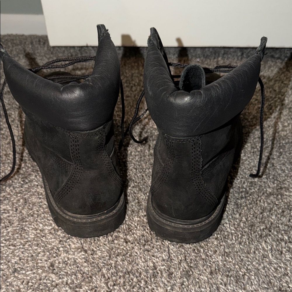 Women Black Timberland Boots - Picture 3 of 6